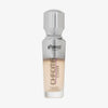 Eine halb transparente halb silberne Flasche Chroma Cover Foundation Luminous in der Farbe W1 vor weißem Hintergrund. 