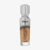 Eine halb transparente halb silberne Flasche Chroma Cover Foundation Luminous in der Farbe W7 vor weißem Hintergrund. 