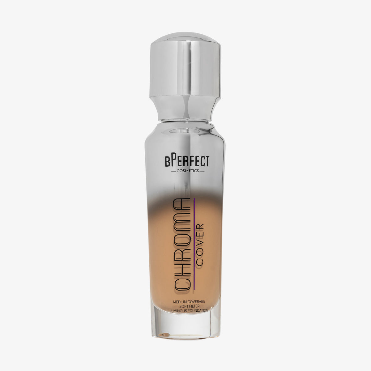 Eine halb transparente halb silberne Flasche Chroma Cover Foundation Luminous in der Farbe W7 vor weißem Hintergrund. 