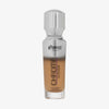Eine halb transparente halb silberne Flasche Chroma Cover Foundation Luminous in der Farbe W9 vor weißem Hintergrund.