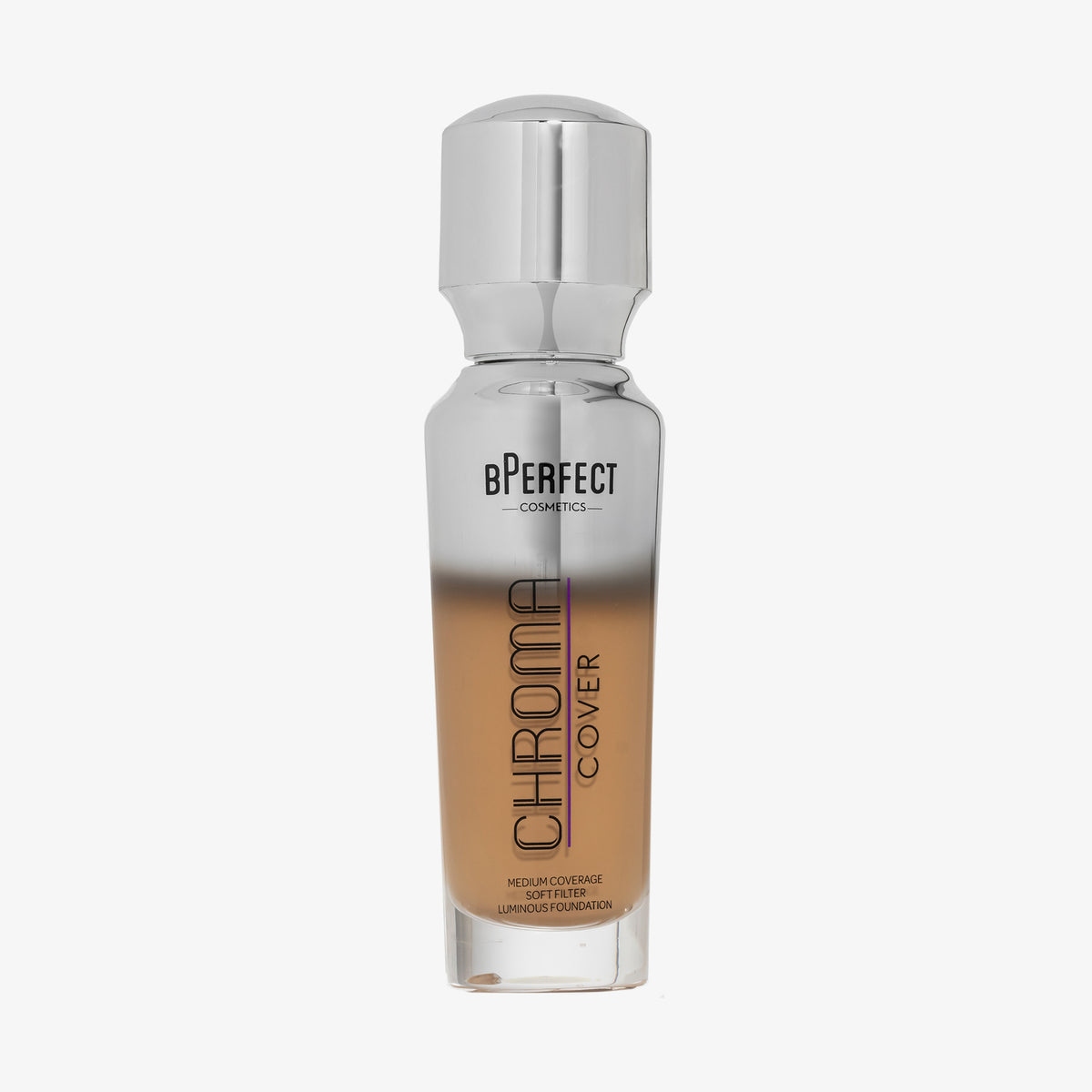 Eine halb transparente halb silberne Flasche Chroma Cover Foundation Luminous in der Farbe W9 vor weißem Hintergrund.