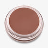 Ein runder offener Behälter mit Cronzer Cream Bronzer Pecan mit braunem Inhalt auf weißem Hintergrund.