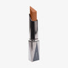 Shapestick Bronze & Define Swirl in einem warmen hellen Braun in dreieckigem silbernem Drehgehäuse vor weißem Hintergrund.