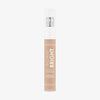 Eine transparente Falsche Catrice Instant Bright Serum Concealer 002N mit weißem Deckel vor weißem Hintergrund.