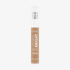 Eine transparente Falsche Catrice Instant Bright Serum Concealer 033C mit weißem Deckel vor weißem Hintergrund.
