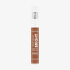 Eine transparente Falsche Catrice Instant Bright Serum Concealer 090C mit weißem Deckel vor weißem Hintergrund.