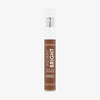 Eine transparente Falsche Catrice Instant Bright Serum Concealer 094W mit weißem Deckel vor weißem Hintergrund.
