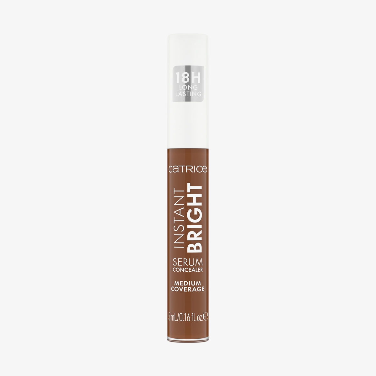 Eine transparente Falsche Catrice Instant Bright Serum Concealer 094W mit weißem Deckel vor weißem Hintergrund.
