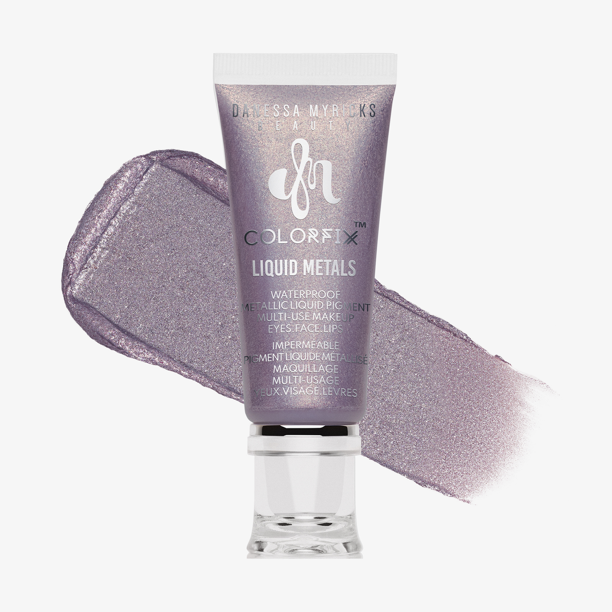 Tube mit metallisch-lila Flüssigpigment von Danessa Myricks Beauty, Produktname „Colorfix Liquid Metals – Lilac Flame“, mit Farbswatch im Hintergrund.