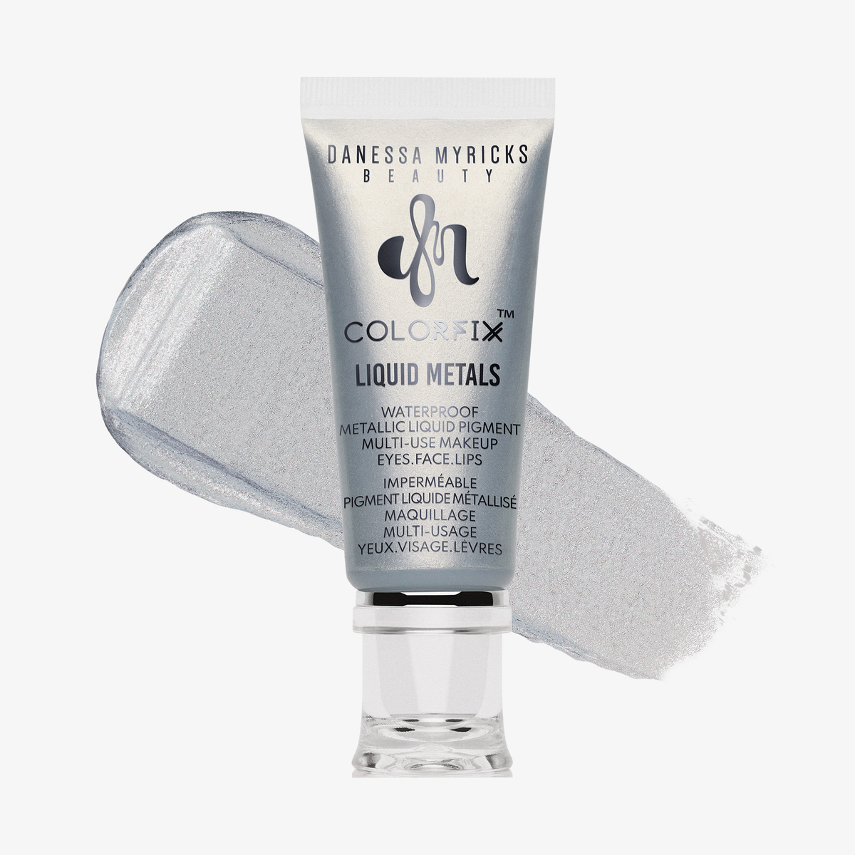 Tube mit metallisch-silobernem Flüssigpigment von Danessa Myricks Beauty, Produktname „Colorfix Liquid Metals – Platinum“, mit Farbswatch im Hintergrund.