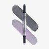 Zweiseitiger Lidschattenstift Duo Multi Use Pigment Stick von Danessa Myricks in Silber mit zwei Texturen: oben metallisch in Anthrazit, unten schimmernd in hellem Flieder.