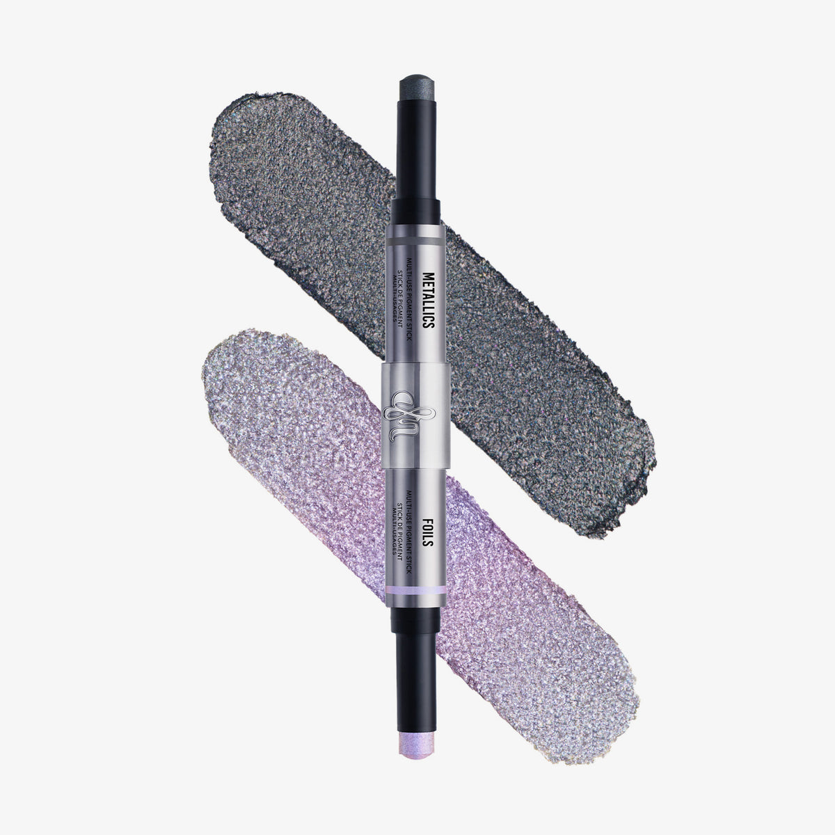 Zweiseitiger Lidschattenstift Duo Multi Use Pigment Stick von Danessa Myricks in Silber mit zwei Texturen: oben metallisch in Anthrazit, unten schimmernd in hellem Flieder.