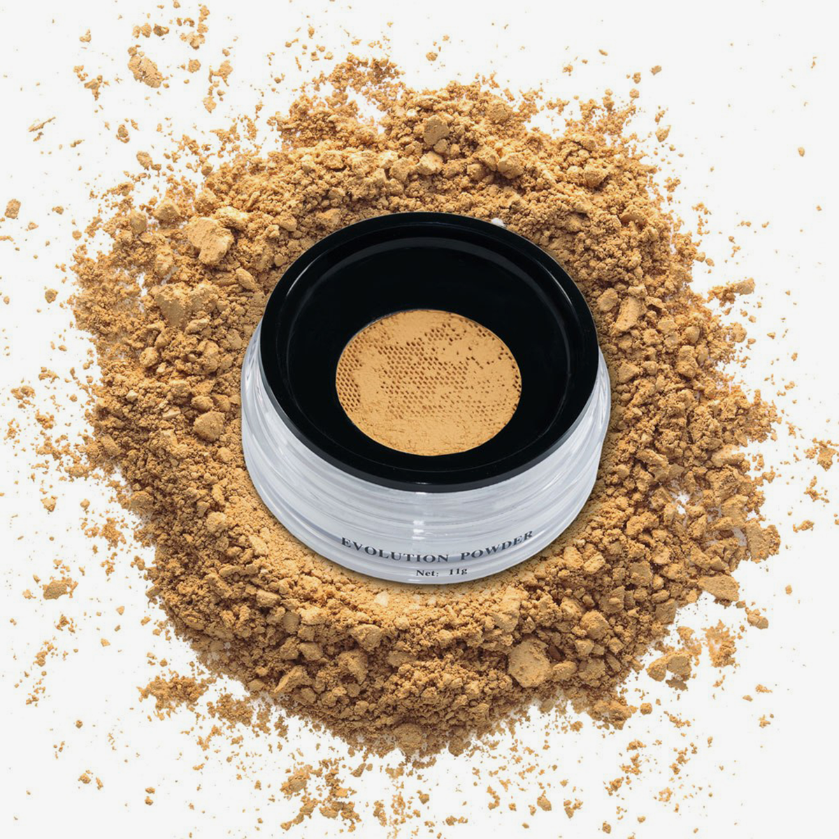 Ein Tiegel mit Danessa Myricks Beauty Evolution Powder ruht auf einem verstreuten Puderhaufen auf einem weißen Hintergrund.