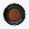 Draufsicht auf Danessa Myricks Beauty Evolution Powder #4.5, ein schwarzer Behälter mit Maschensieb, der loses braunes Puder enthält.