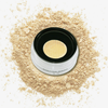 Danessa Myricks Beauty Evolution Powder Dose mit losem Puder auf weißem Hintergrund verstreut.