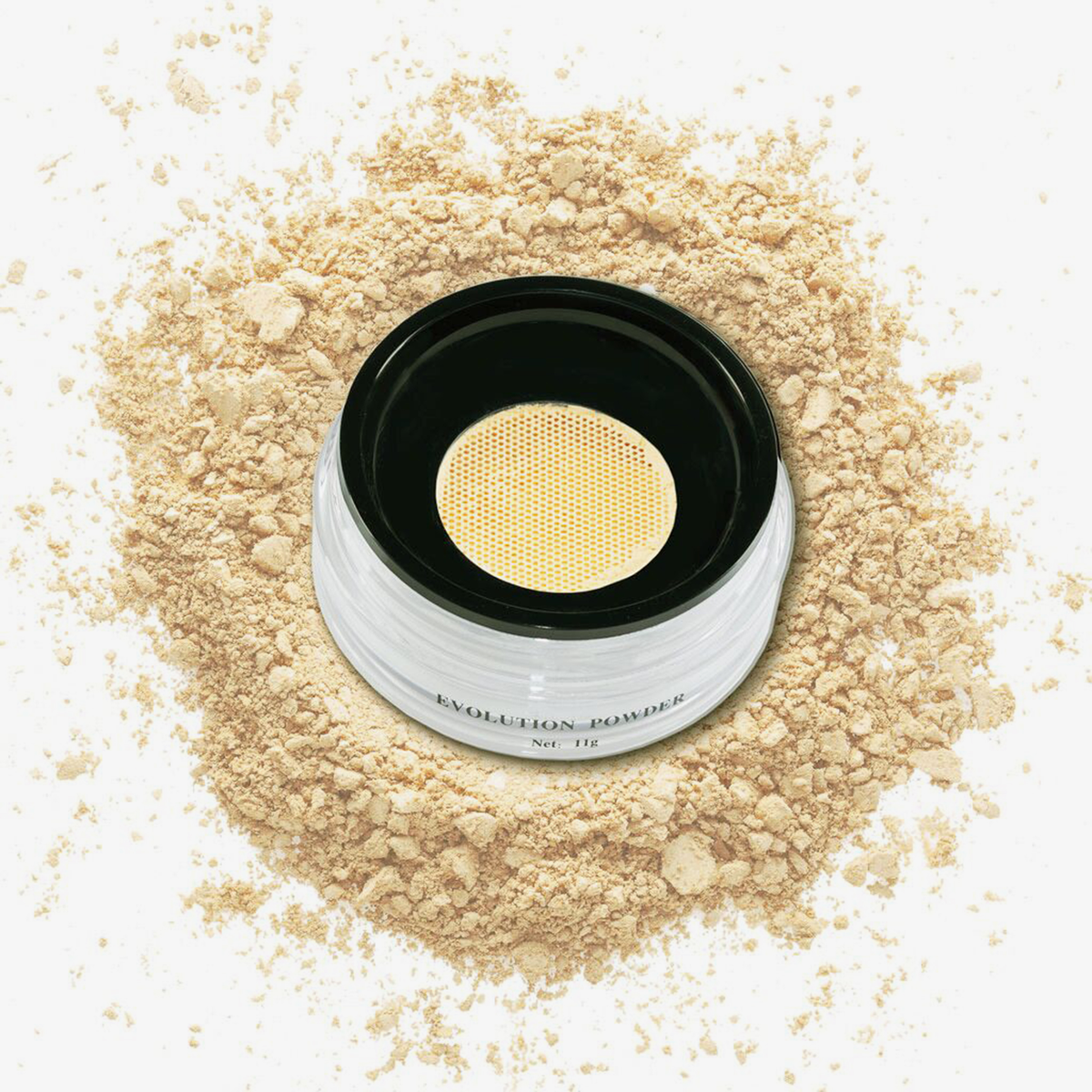 Danessa Myricks Beauty Evolution Powder Dose mit losem Puder auf weißem Hintergrund verstreut.