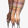 3 Unterarme unterschiedlicher Hautfarbe mit Farbmuster der Infinite Chrome Pencil.