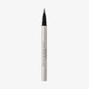 Danessa Myricks Beauty Linework Onyx; Flüssiger Eyeliner-Stift in Silber mit einer feinen schwarzen Filzspitze.