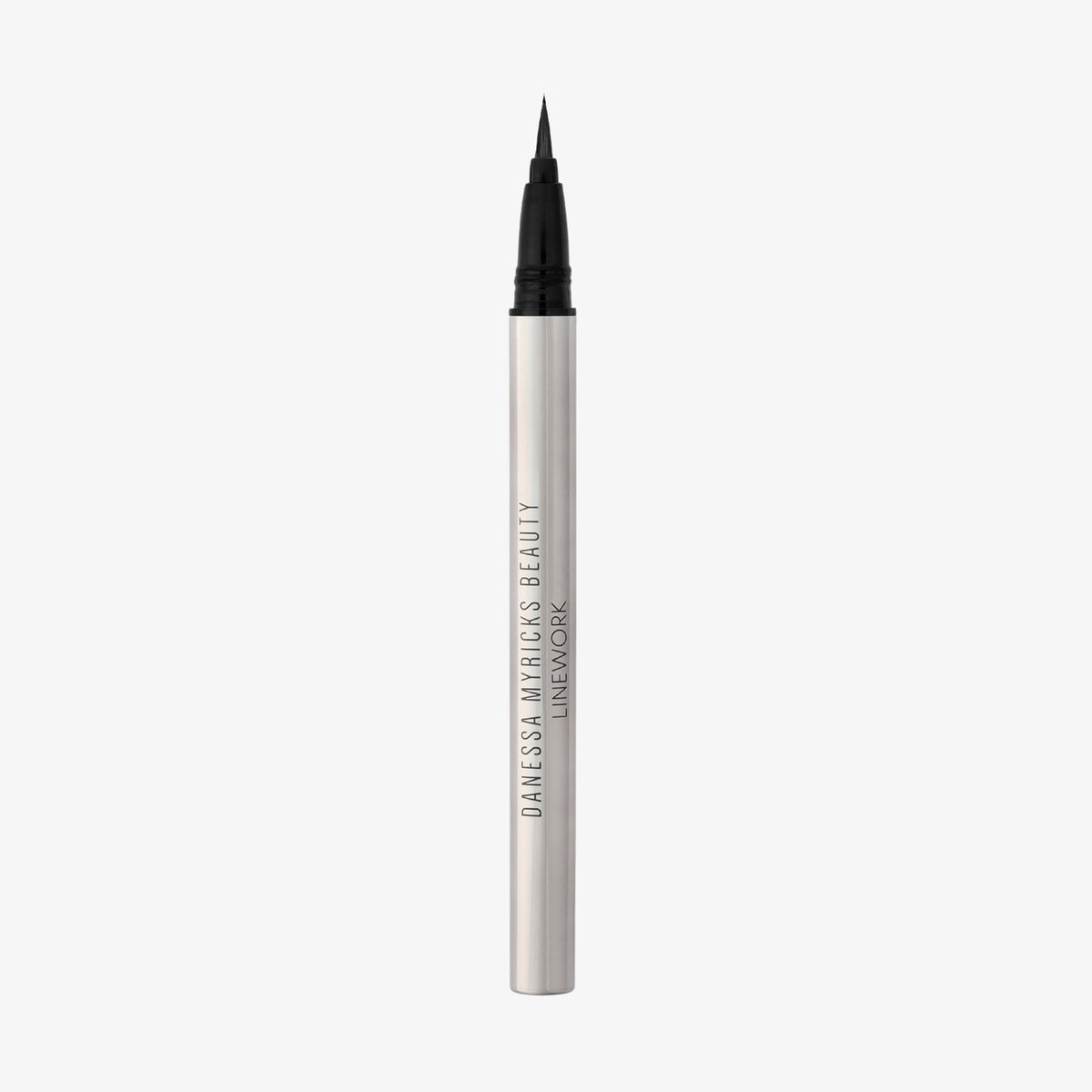 Danessa Myricks Beauty Linework Onyx; Flüssiger Eyeliner-Stift in Silber mit einer feinen schwarzen Filzspitze.