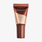 Danessa Myricks Beauty x Purish Discovery Bundle feuchtigkeitsspendende Grundierung Tube auf weißem Hintergrund.
