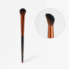 Der Danessa Myricks Beauty Yummy 3.0 Conceal & Sculpt Brush hat abgewinkelte Borsten, eine Kupferzwinge und einen schwarzen Griff.