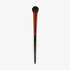 Der Danessa Myricks Beauty Yummy 3.0 Conceal & Sculpt Brush hat eine bronzene Zwinge, einen schwarzen Griff und weiche Borsten.