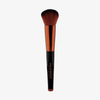 Der Danessa Myricks Beauty Yummy Face 1.0 Pinsel hat eine roségoldene Zwinge und einen schwarzen Griff auf weißem Grund.