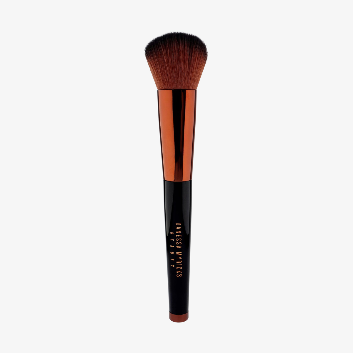 Der Danessa Myricks Beauty Yummy Face 1.0 Pinsel hat eine roségoldene Zwinge und einen schwarzen Griff auf weißem Grund.