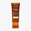 Bronzefarbene Tube der Yummy Skin Serum Tint 1 mit Sichtfenster zum beigen Produktinhalt.