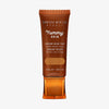 Bronzefarbene Tube der Yummy Skin Serum TInt 10 mit Sichtfenster zum warmem braunen Produktinhalt.