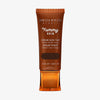 Bronzefarbene Tube der Yummy Skin Serum Tint 16 mit Sichtfenster zum tiefbraunem Produktinhalt.