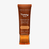 Bronzefarbene Tube der Yummy Skin Serum Tint 6 mit Sichtfenster zum warmem dunkelbeigem Produktinhalt.