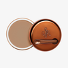 Runder geöffneter Behälter Yummy Skin Blurring Balm Shade 3.75 mit bronzefarbenem Deckel und kleinem Applikator.