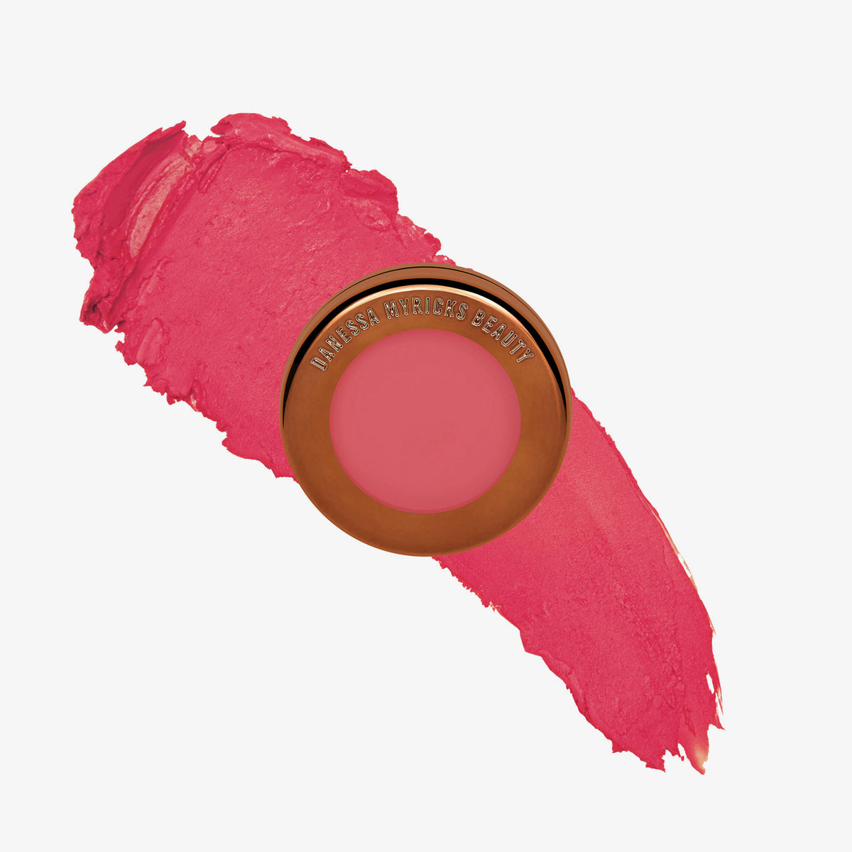Yummy Skin Blurring Balm Powder Flushed Primadonna in rundem bronzenem Behälter auf tiefpinkem Farbmuster abgebildet.