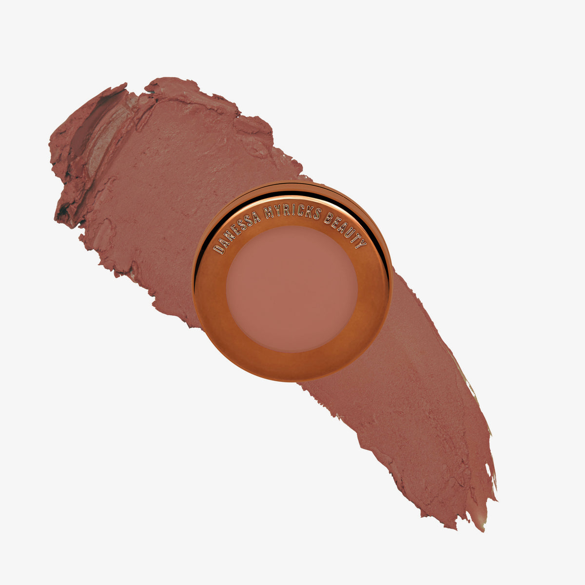 Yummy Skin Blurring Balm Powder Flushed Spiced Latte in rundem bronzenem Behälter auf neutral-braunem Farbmuster abgebildet.