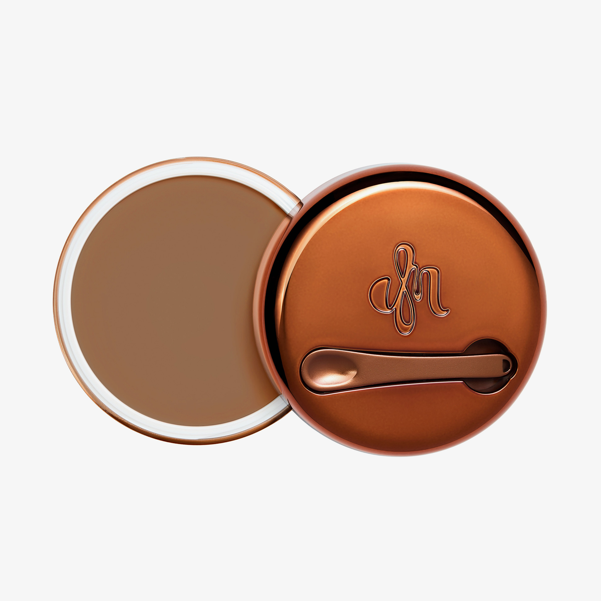 Runder geöffneter Behälter Yummy Skin Blurring Balm Shade 6.5 mit bronzefarbenem Deckel und kleinem Applikator.