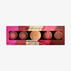 Danessa Myricks Beauty „Yummy Skin Flushed Essentials“ Rouge- und Lippenstift-Set mit fünf Rouge-Farbtönen in einer farbenfrohen, rechteckigen Verpackung.