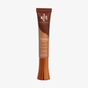 Eine bronzefarbene Tube Yummy Skin Glow Serum Main Squeeze vor weißem Hintergrund.