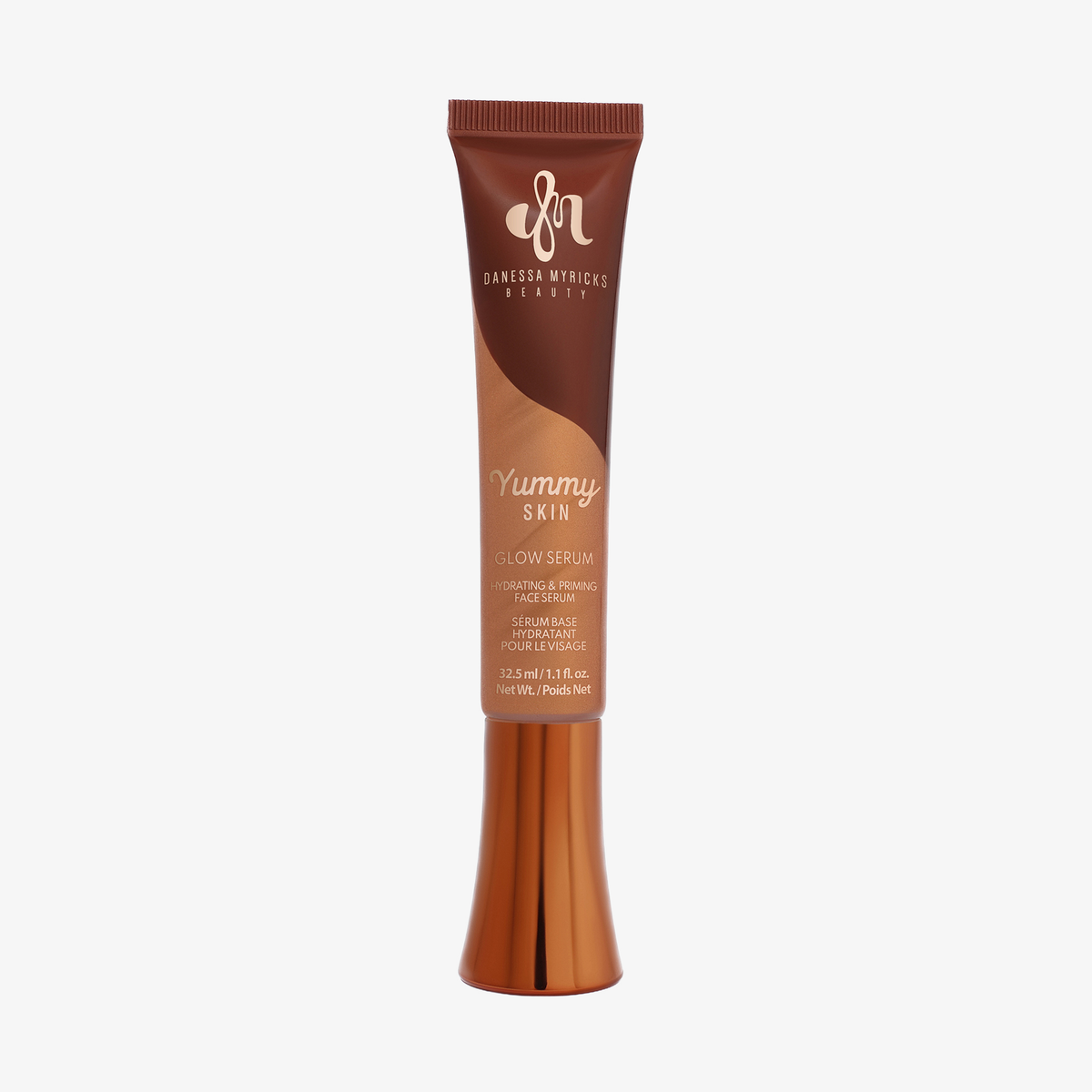 Eine bronzefarbene Tube Yummy Skin Glow Serum Main Squeeze vor weißem Hintergrund.