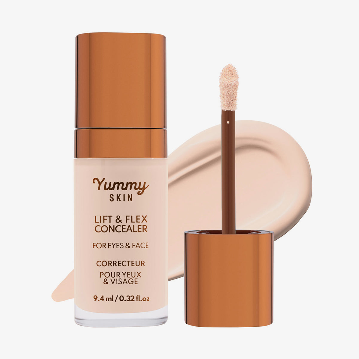 Eine transparente Flasche Yummy Skin Lift & Flex Concealer 1 neben einem bronzenen Applikator vor hellbeigem Farbmuster.