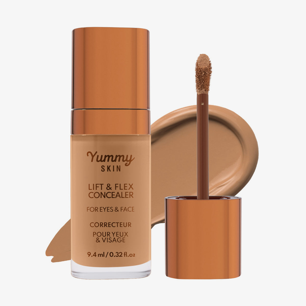 Eine transparente Flasche Yummy Skin Lift & Flex Concealer 10 neben einem bronzenen Applikator vor dunkelbeigem Farbmuster.