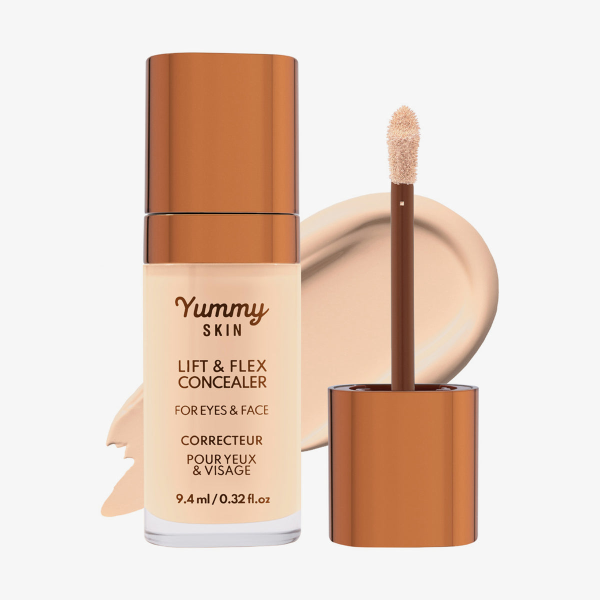 Eine transparente Flasche Yummy Skin Lift & Flex Concealer 2 neben einem bronzenen Applikator vor hellbeigem Farbmuster.