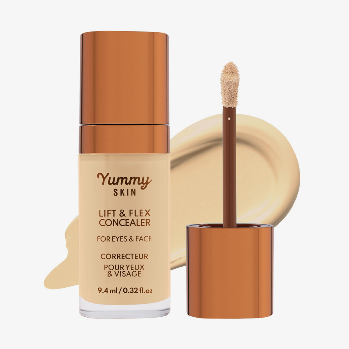 Eine transparente Flasche Yummy Skin Lift & Flex Concealer 3 neben einem bronzenen Applikator vor hellbeigem Farbmuster.