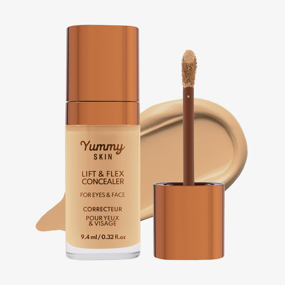 Eine transparente Flasche Yummy Skin Lift & Flex Concealer 7 neben einem bronzenen Applikator vor beigem Farbmuster.