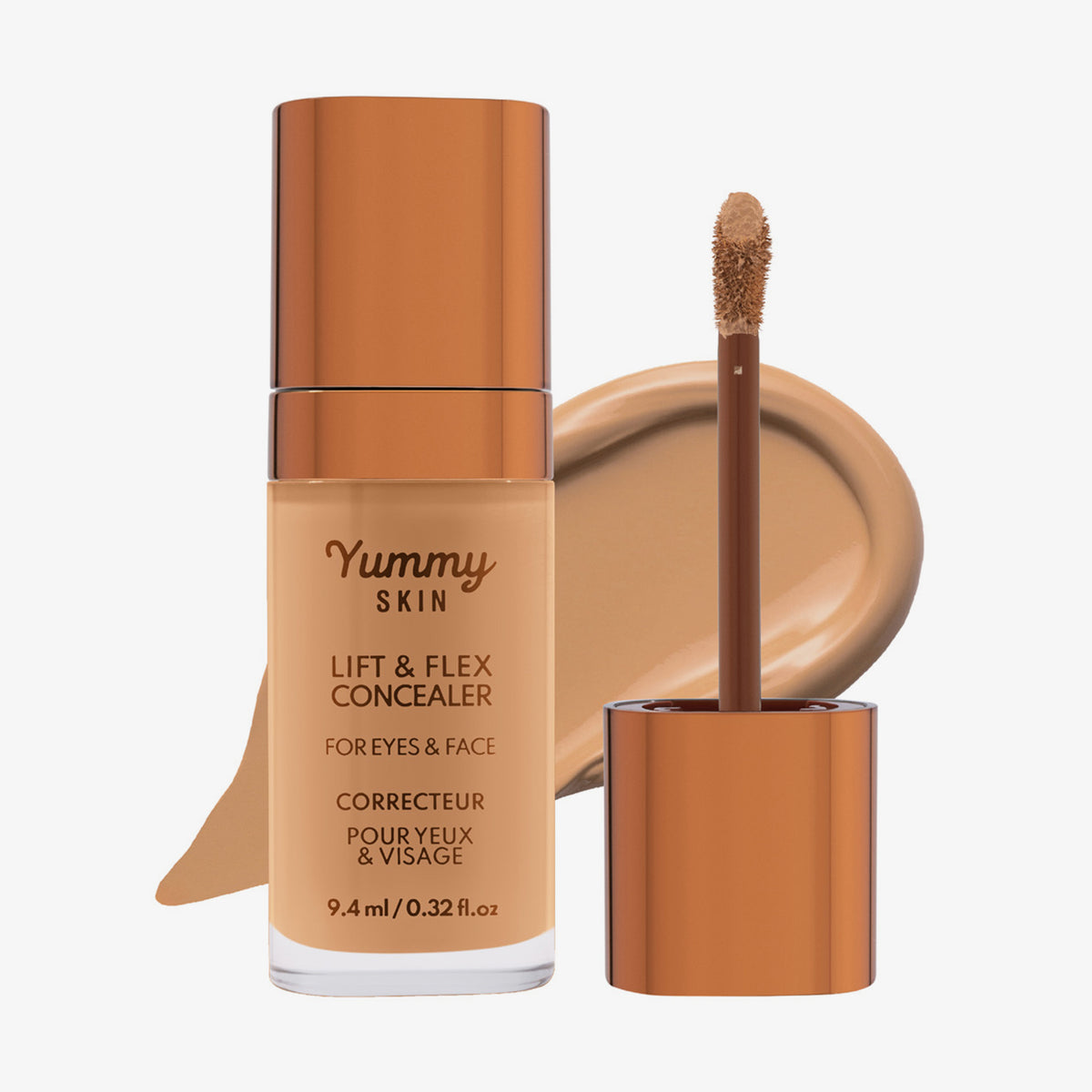 Eine transparente Flasche Yummy Skin Lift & Flex Concealer 9 neben einem bronzenen Applikator vor dunkelbeigem Farbmuster.