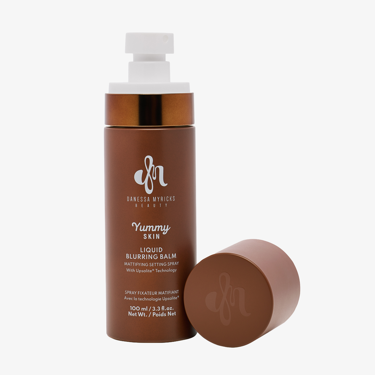 Braune 100-ml-Flasche Danessa Myricks Yummy Skin Liquid Blurring Balm mit weißer Aufschrift und passendem Deckel.