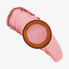 Yummy Skin Blurring Balm Powder Lowlighter Unbothered mit cremigem schimmerndem rosa Swatch auf weißem Hintergrund.