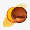 Runder bronzener Tiegel Yummy Skin Moisture Repair Balm Serum mit gelbem Inhalt, vor gelbem Swatch.