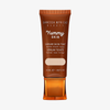 Bronzefarbene Tube der Yummy Skin Serum Foundation 1.5 mit Sichtfenster zum beigen Produktinhalt.