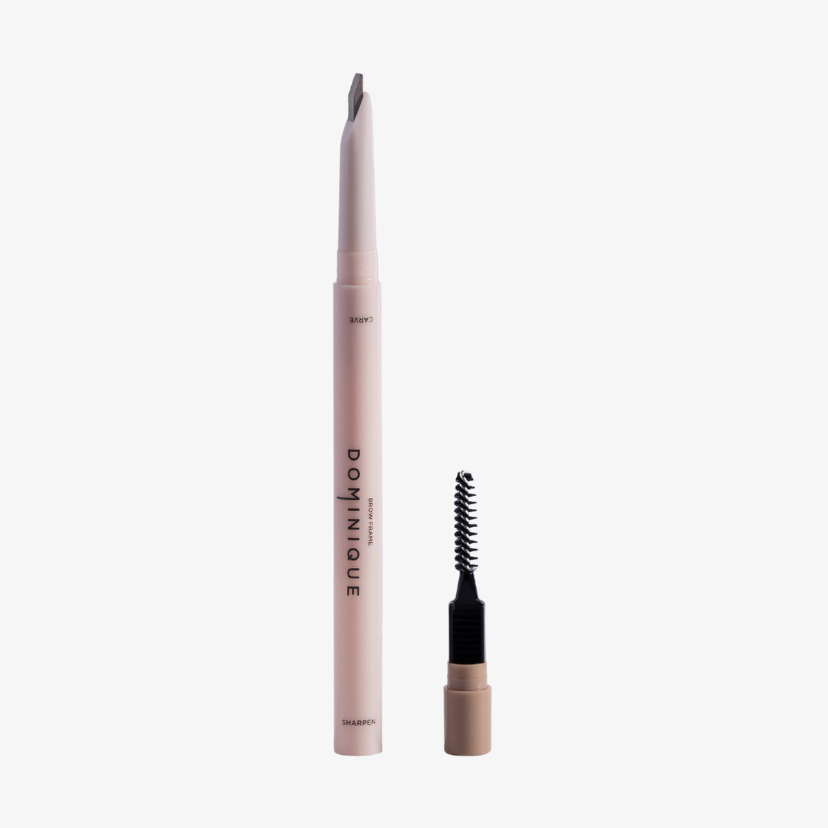 Hellrosa Dominique Brow Frame Pencil mit einer Spoolie-Bürste daneben, beide mit der Aufschrift „Dominique“.